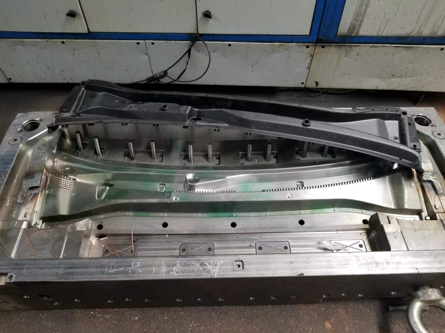 Automotive front grille mould